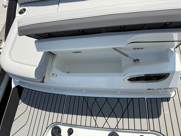 2027 Sea Ray SLX 280 Outboard 24
