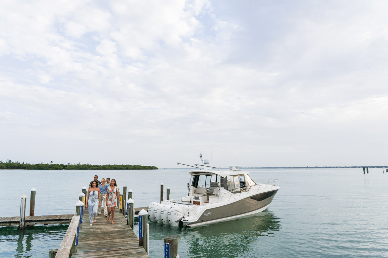2027 Boston Whaler 405 Conquest 9