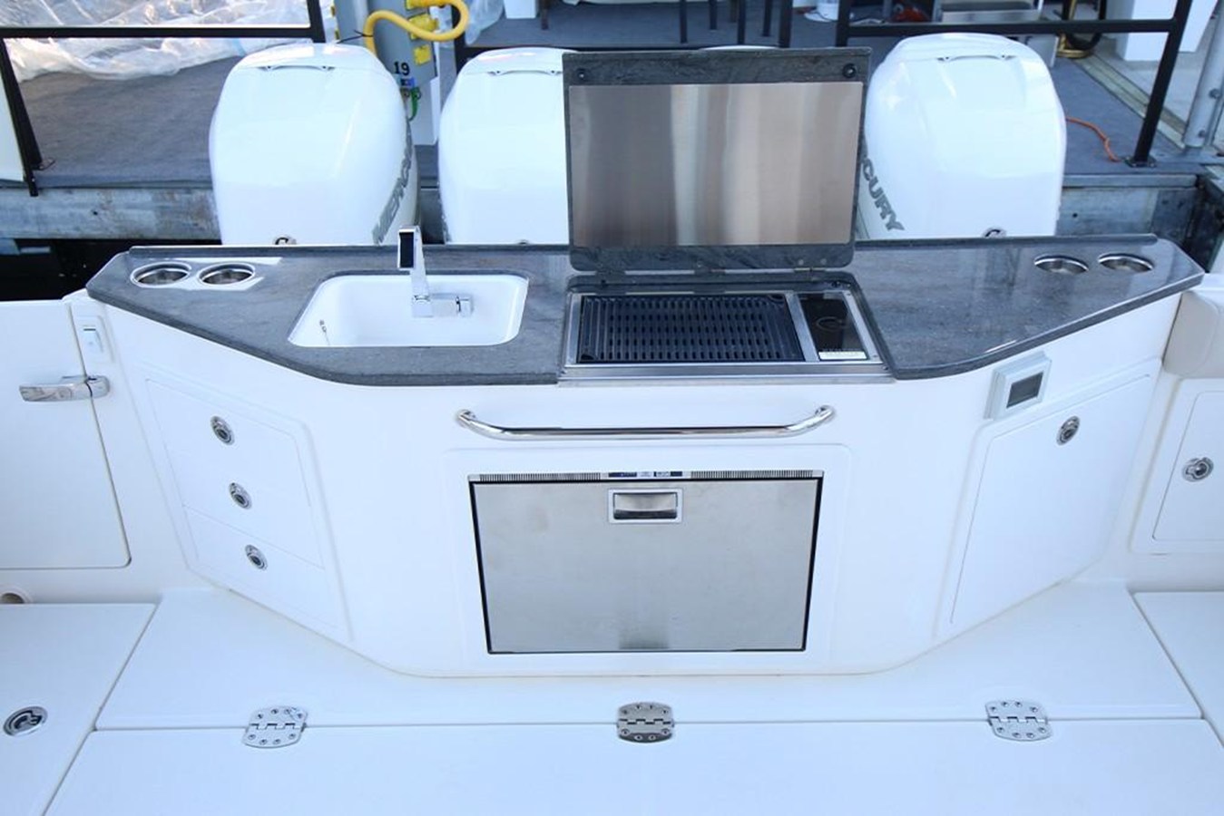 2027 Boston Whaler 405 Conquest 60