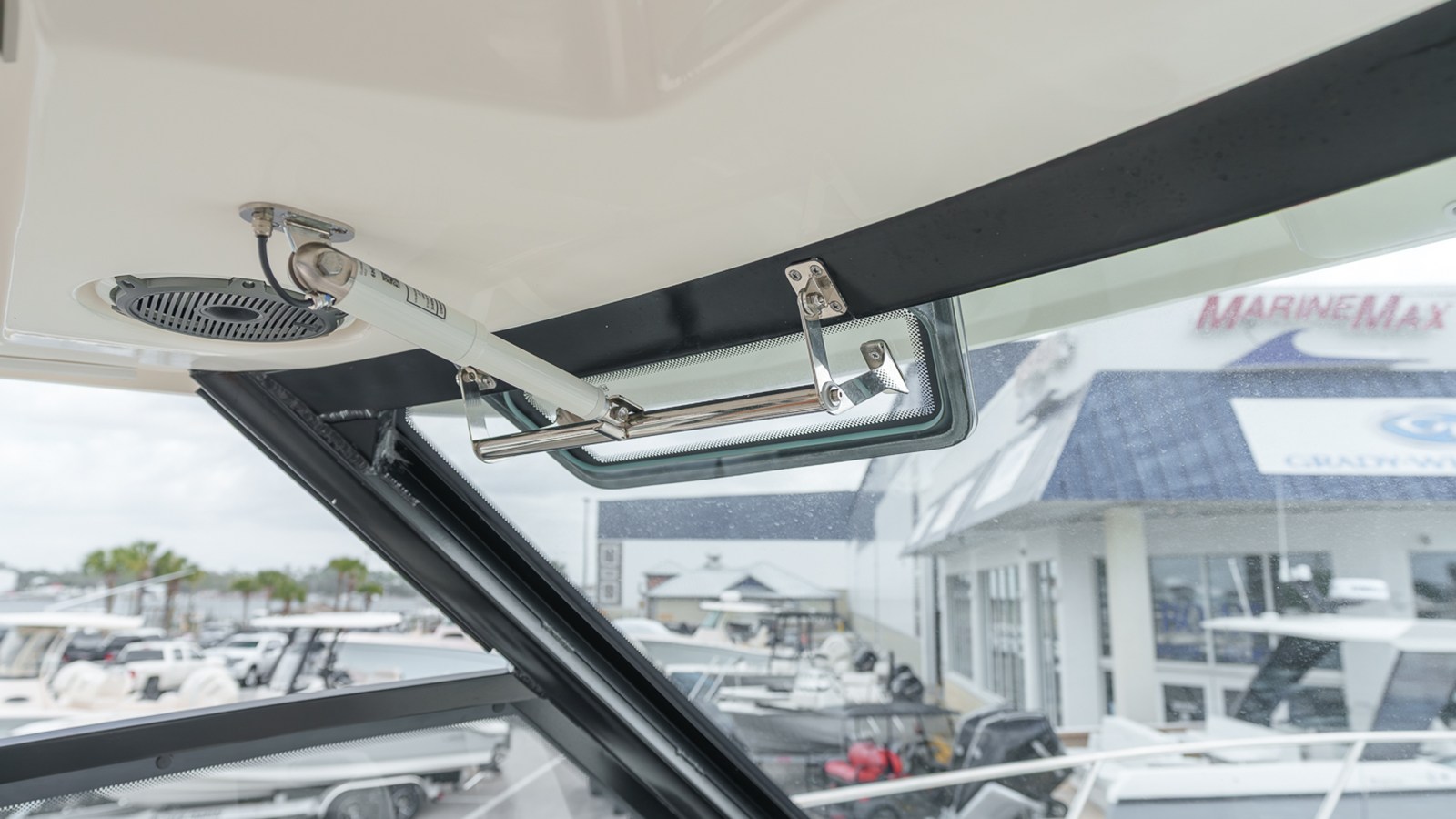 2026 Boston Whaler 325 Conquest 24