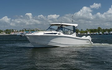 2026 Boston Whaler 325 Conquest 9