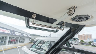 2026 Boston Whaler 325 Conquest 27