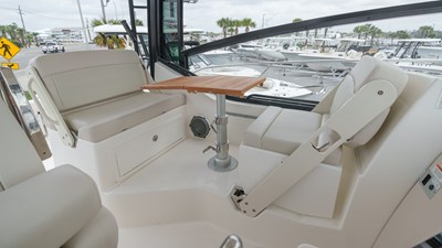 2026 Boston Whaler 325 Conquest 43