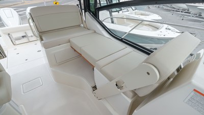 2026 Boston Whaler 325 Conquest 44