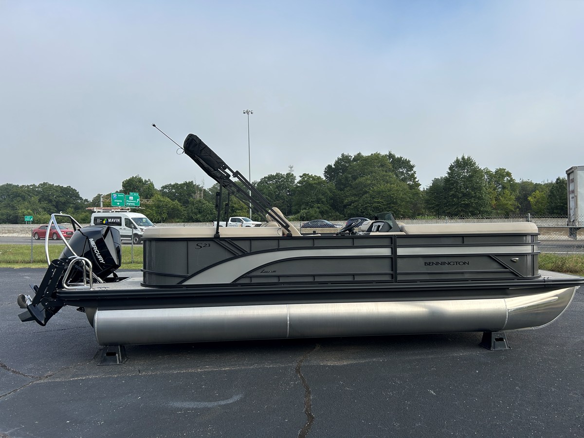 2027 Bennington 23SSR LUXE 5