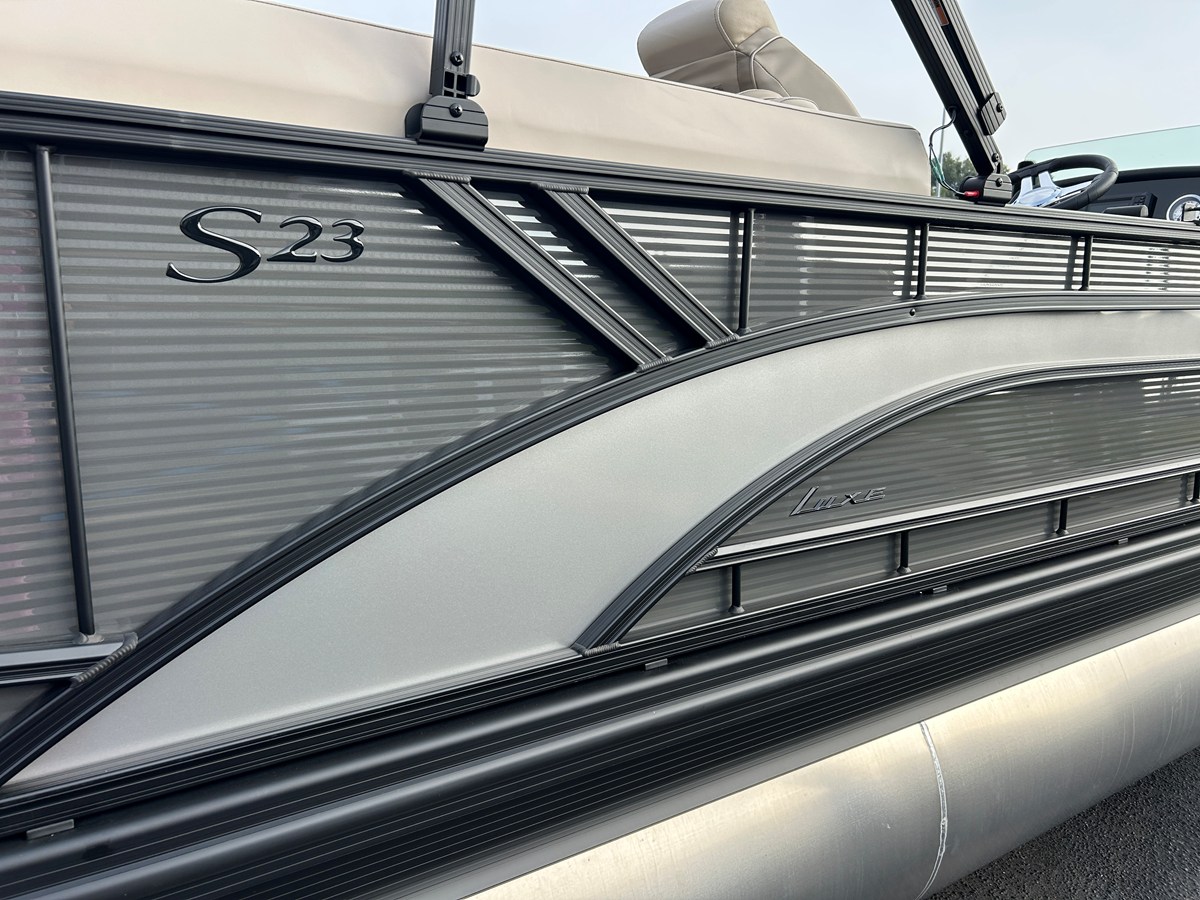 2027 Bennington 23SSR LUXE 7