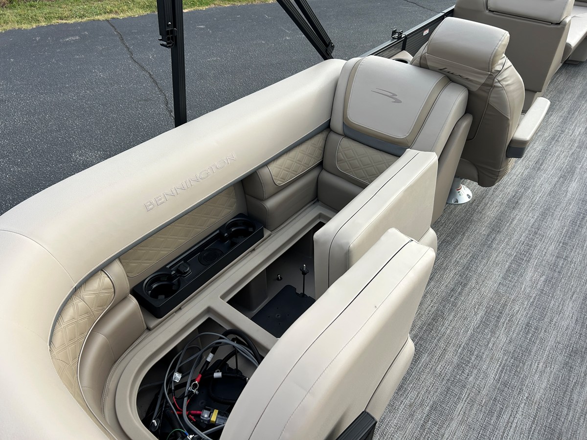 2027 Bennington 23SSR LUXE 12