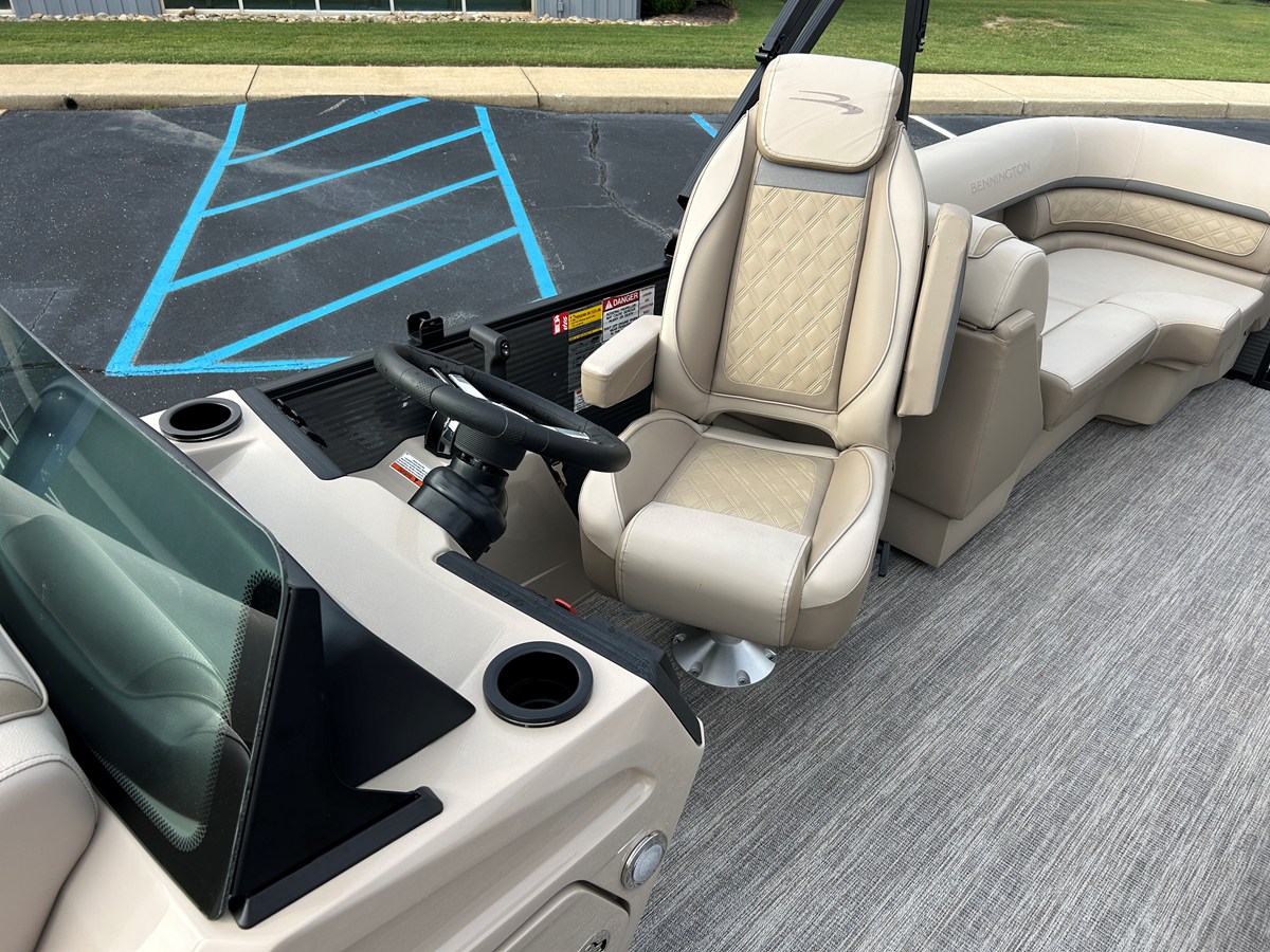 2027 Bennington 23SSR LUXE 16