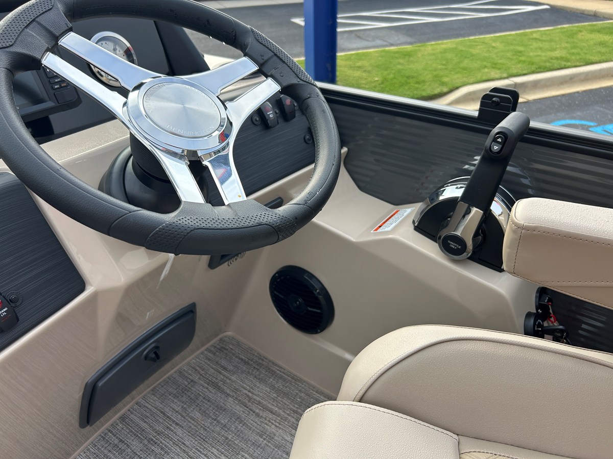2027 Bennington 23SSR LUXE 18