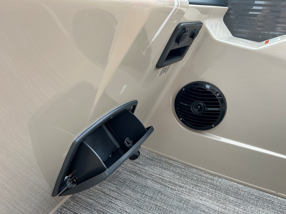 2027 Bennington 23SSR LUXE 21