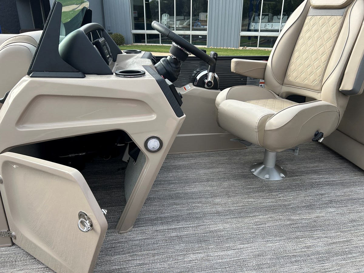 2027 Bennington 23SSR LUXE 22