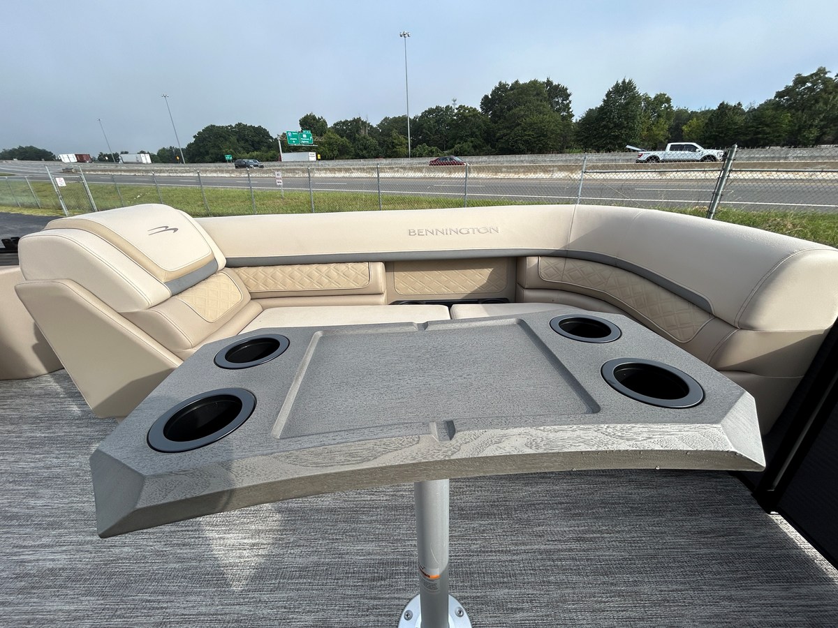 2027 Bennington 23SSR LUXE 28