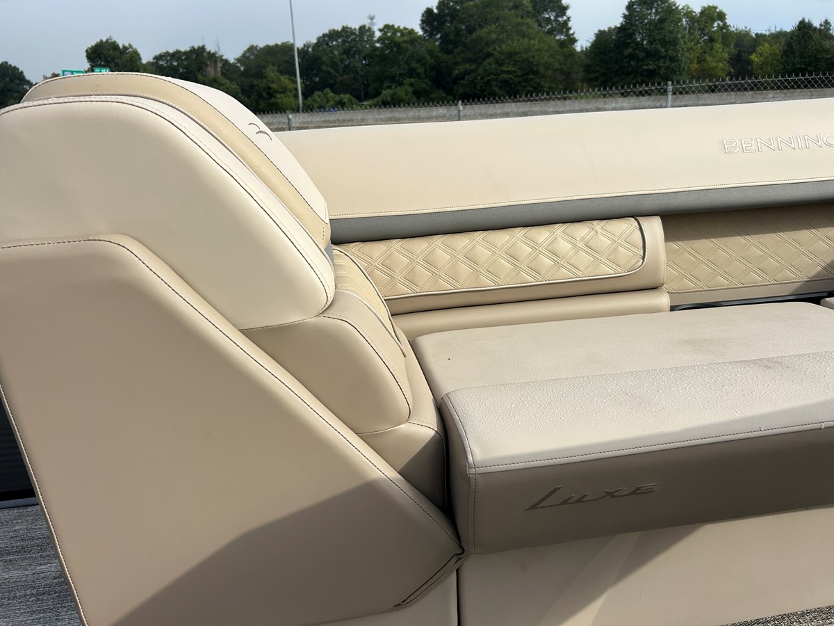 2027 Bennington 23SSR LUXE 29