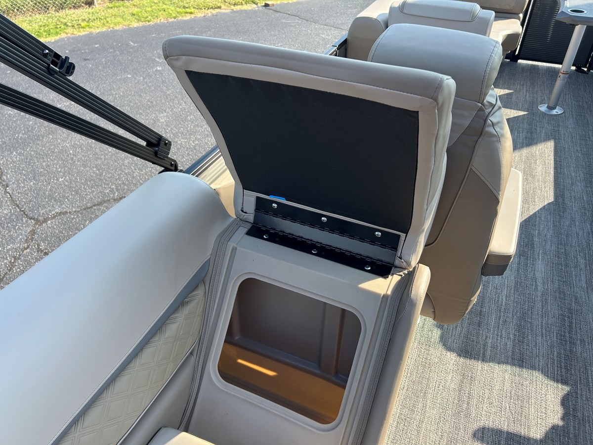 2027 Bennington 23SSR LUXE 32