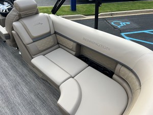 2027 Bennington 23SSR LUXE 10