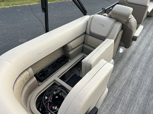 2027 Bennington 23SSR LUXE 12