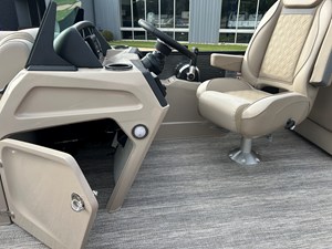 2027 Bennington 23SSR LUXE 22