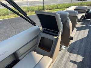 2027 Bennington 23SSR LUXE 33