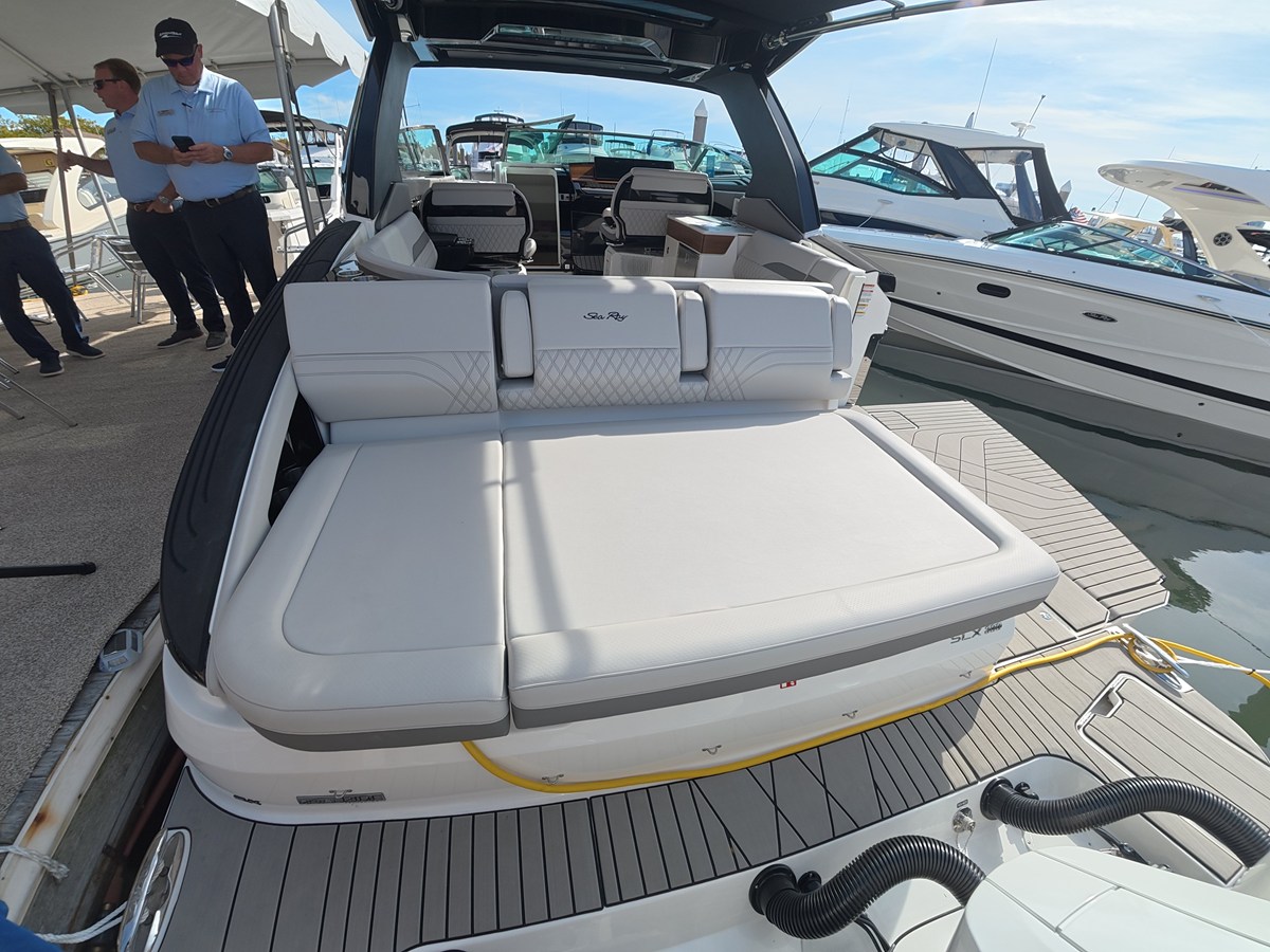 2027 Sea Ray SLX 360 Outboard 5
