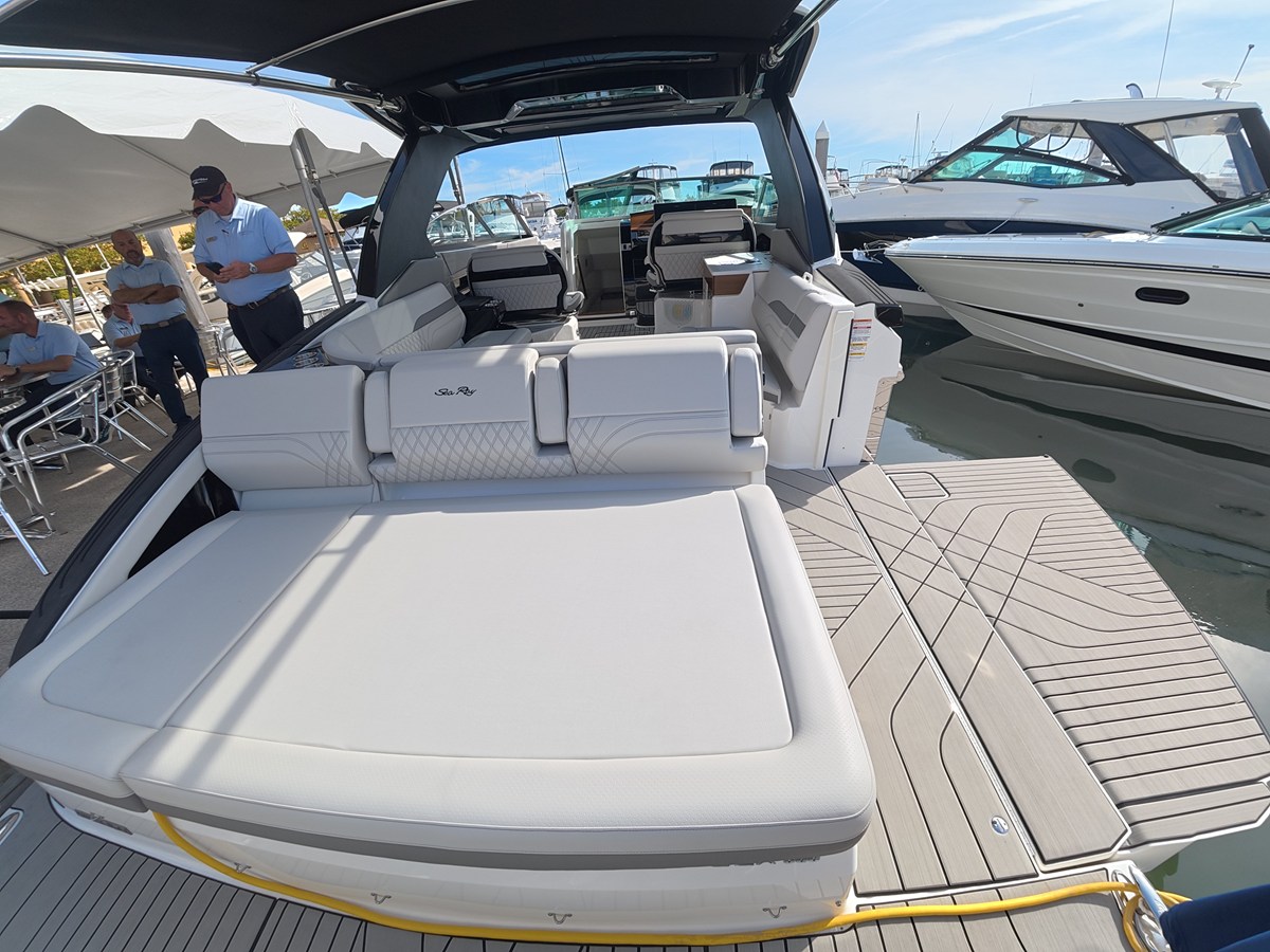 2027 Sea Ray SLX 360 Outboard 6