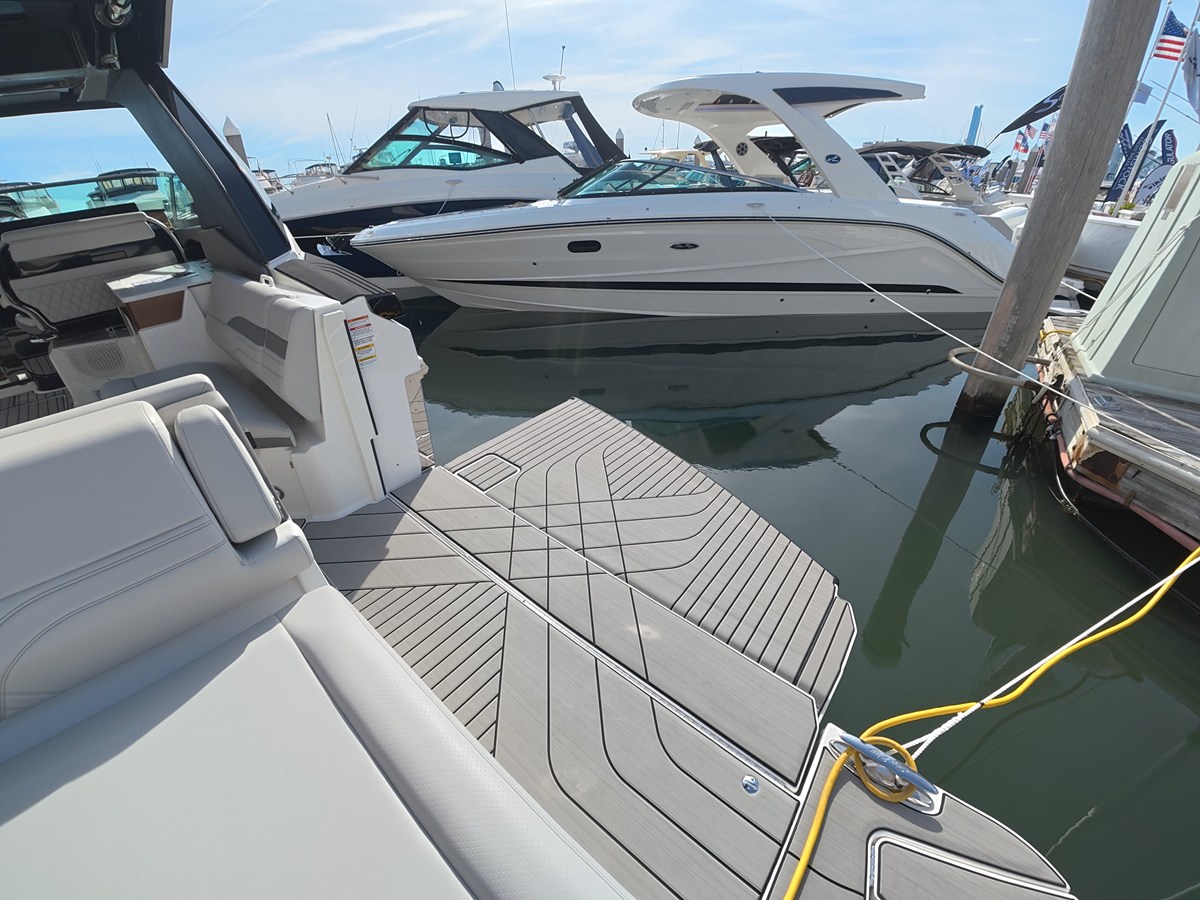 2027 Sea Ray SLX 360 Outboard 7