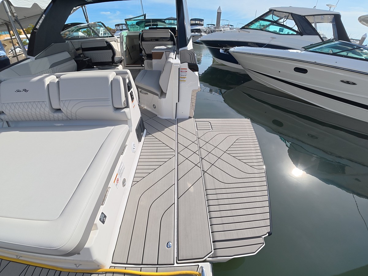 2027 Sea Ray SLX 360 Outboard 8