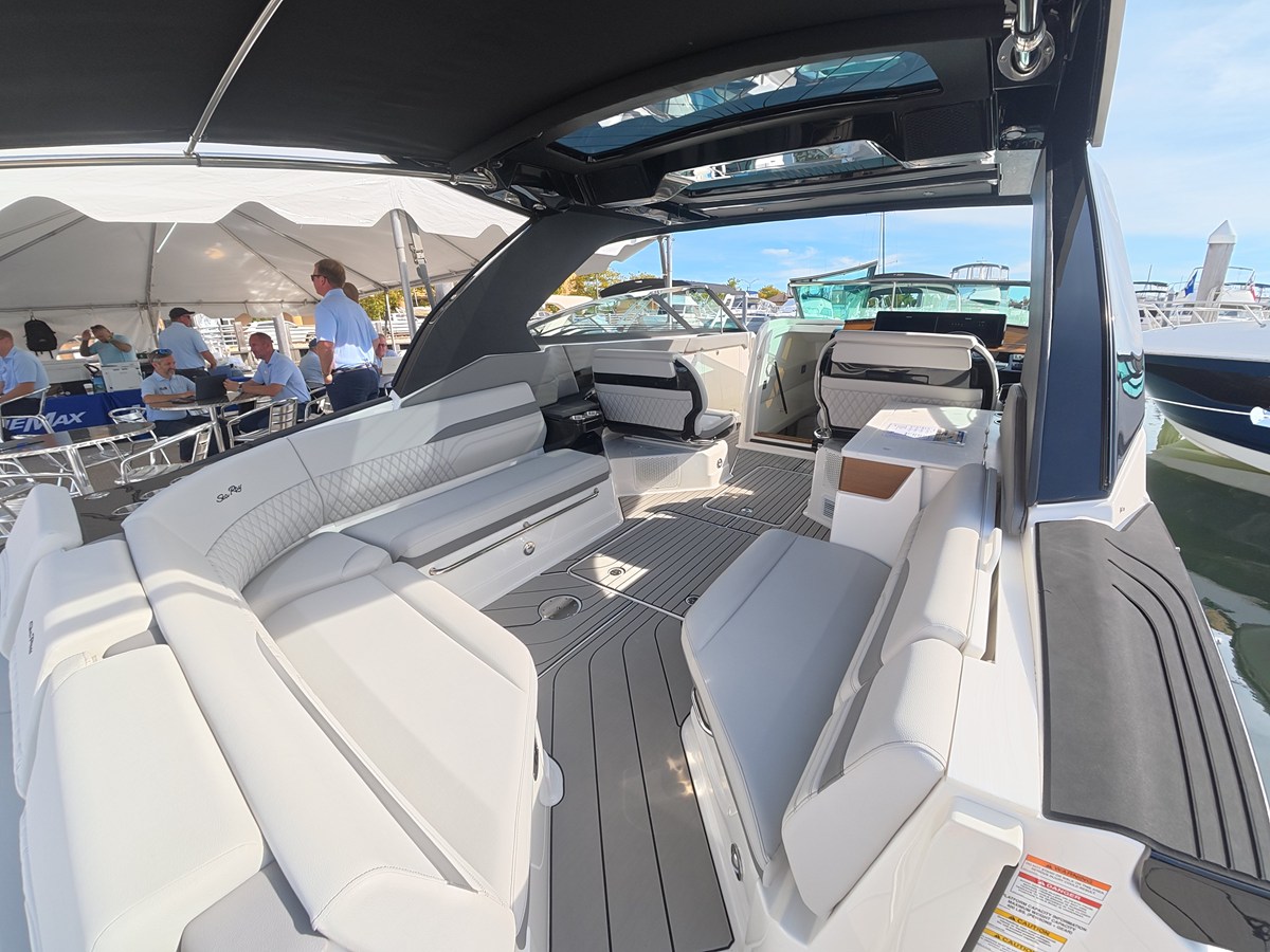 2027 Sea Ray SLX 360 Outboard 9