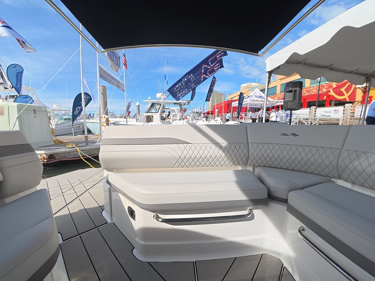2027 Sea Ray SLX 360 Outboard 11