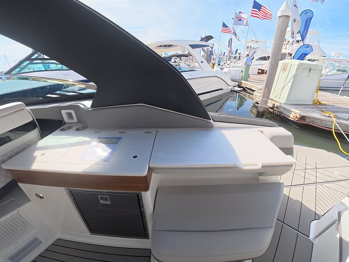 2027 Sea Ray SLX 360 Outboard 15