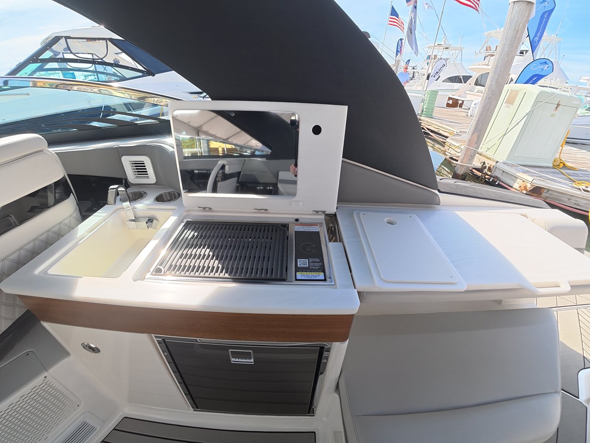 2027 Sea Ray SLX 360 Outboard 16