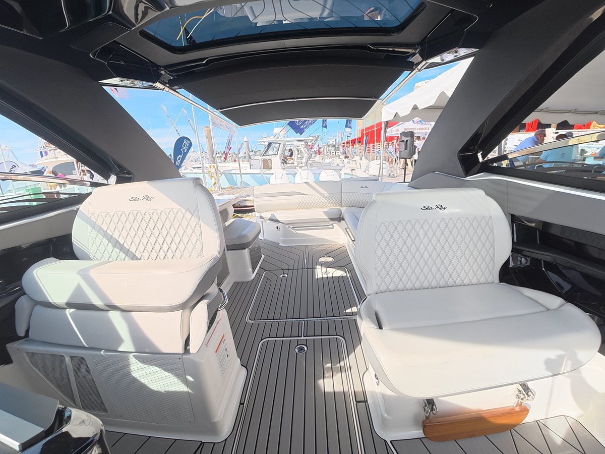 2027 Sea Ray SLX 360 Outboard 19