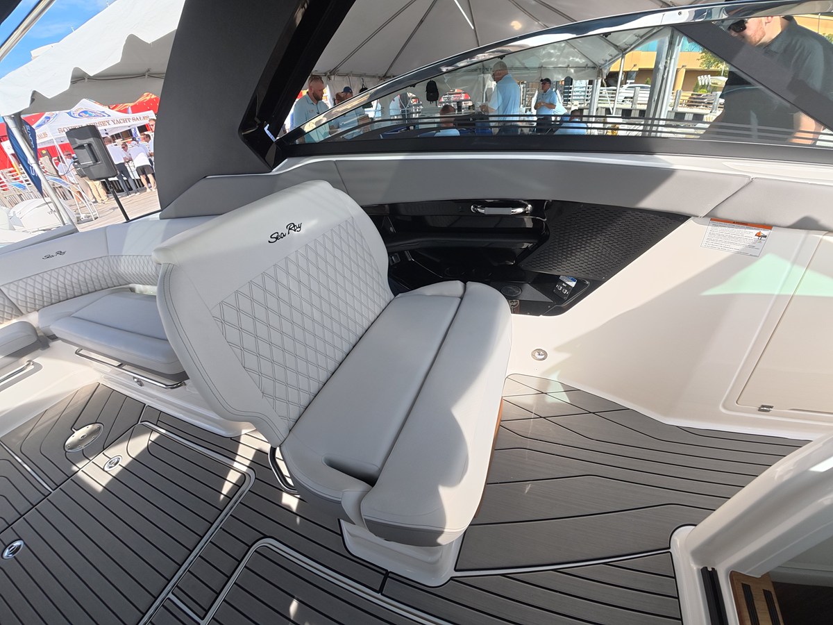2027 Sea Ray SLX 360 Outboard 21