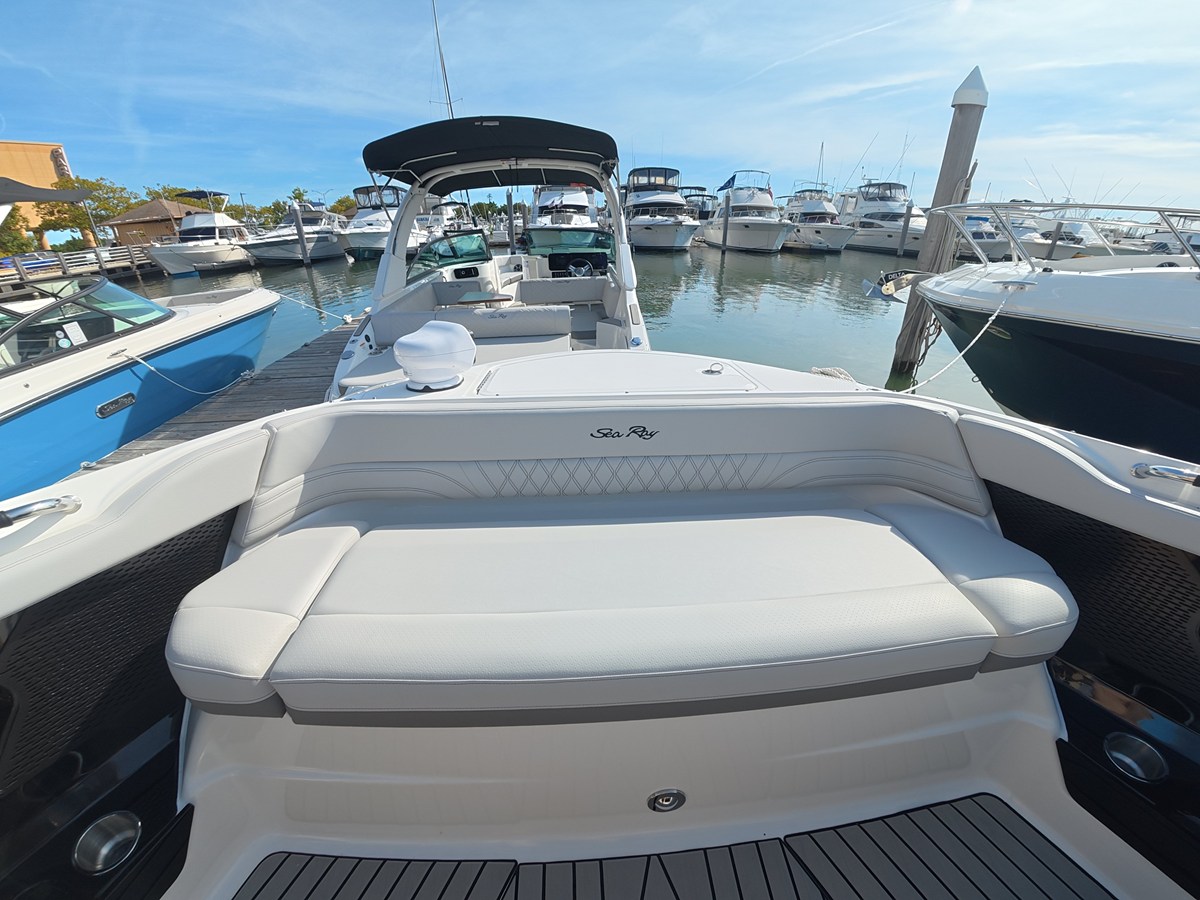 2027 Sea Ray SLX 360 Outboard 32