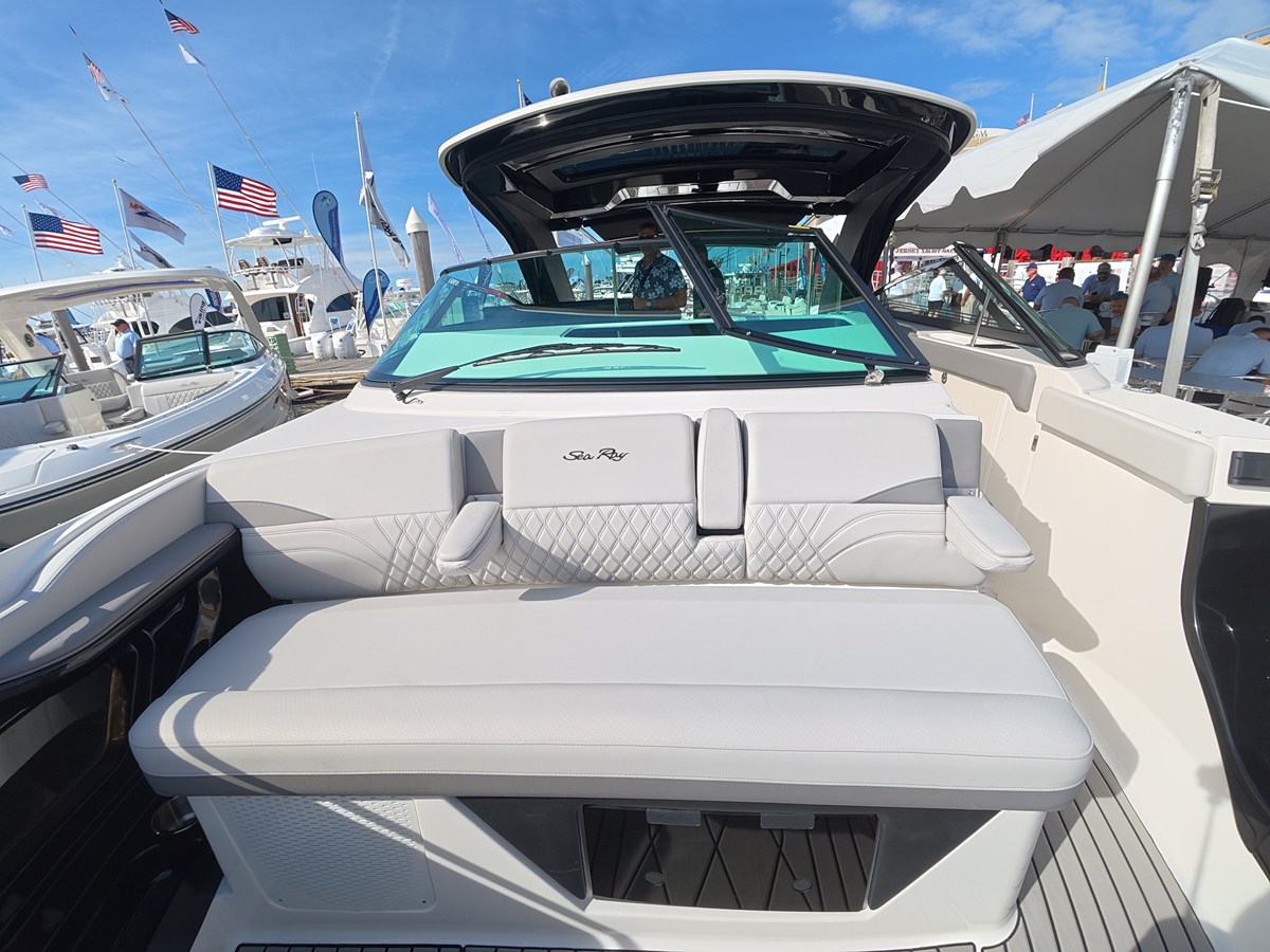 2027 Sea Ray SLX 360 Outboard 33