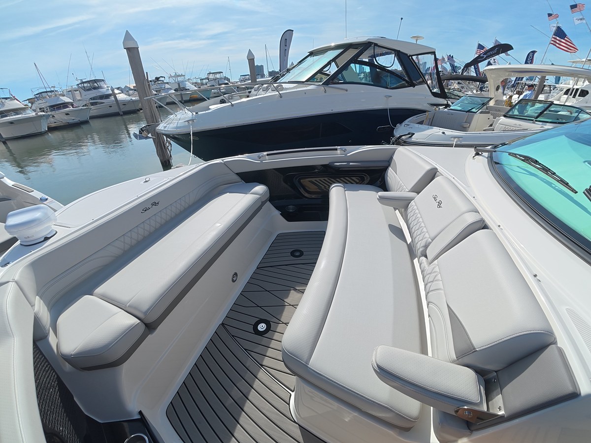 2027 Sea Ray SLX 360 Outboard 34