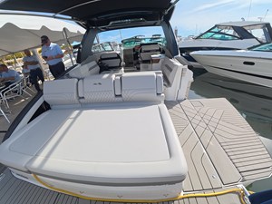 Sea Ray SLX 360 Outboard 5 2027 Sea Ray SLX 360 Outboard 6