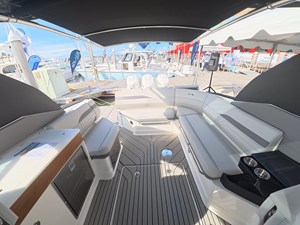 2027 Sea Ray SLX 360 Outboard 10