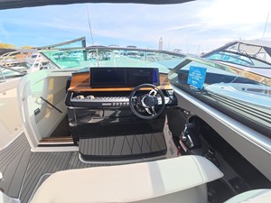 2027 Sea Ray SLX 360 Outboard 17