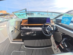 2027 Sea Ray SLX 360 Outboard 18