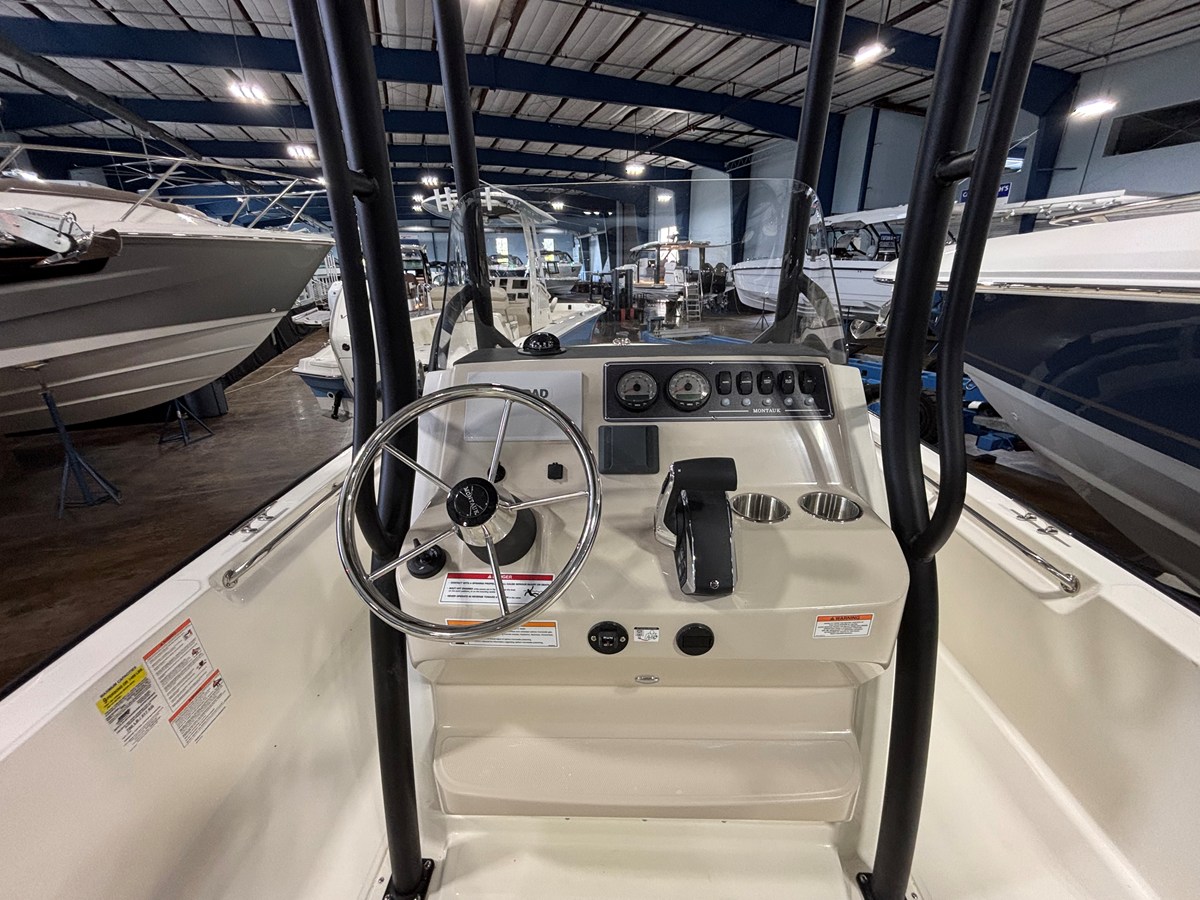 2026 Boston Whaler 210 Montauk 9