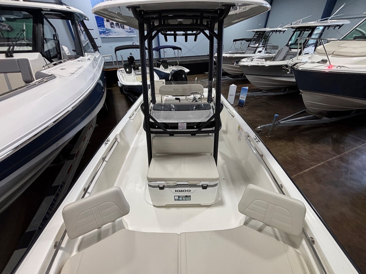 2026 Boston Whaler 210 Montauk 13