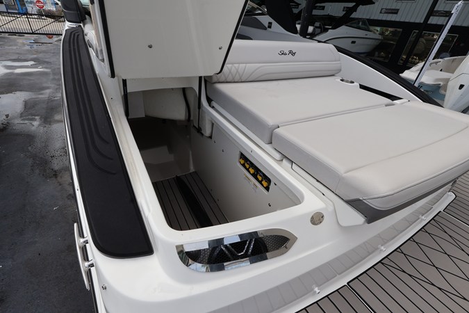 2027 Sea Ray SLX 280 Outboard 9