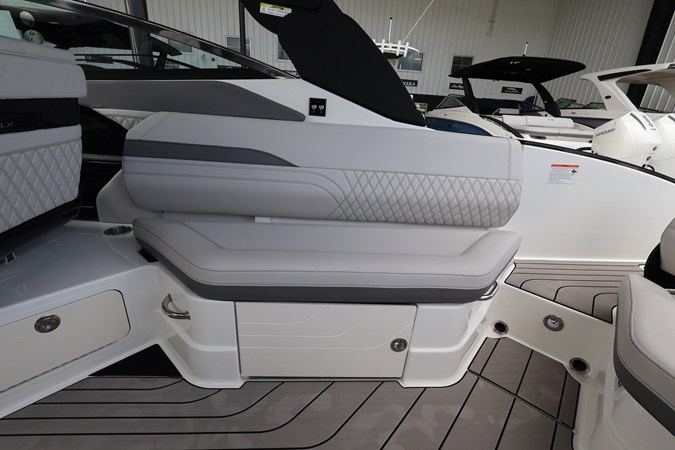 2027 Sea Ray SLX 280 Outboard 13