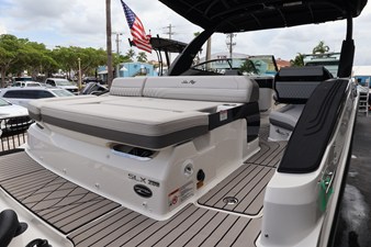 Sea Ray SLX 280 Outboard 6 2027 Sea Ray SLX 280 Outboard 7