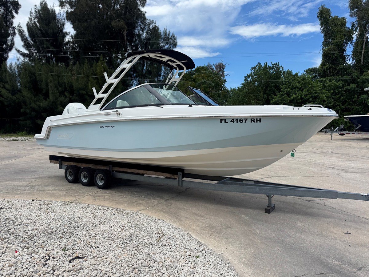 2017 Boston Whaler 230 VANTAGE 1