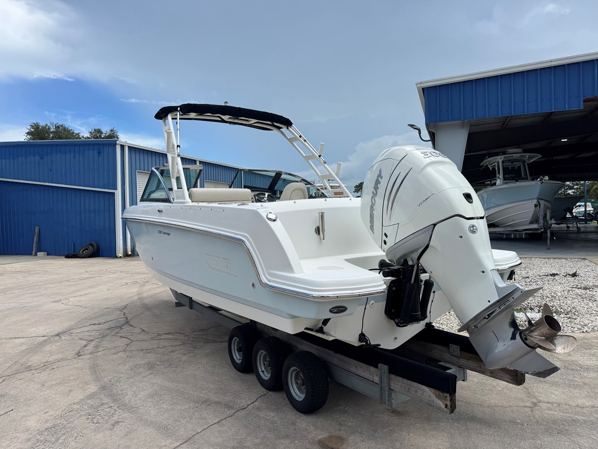 2017 Boston Whaler 230 VANTAGE 3