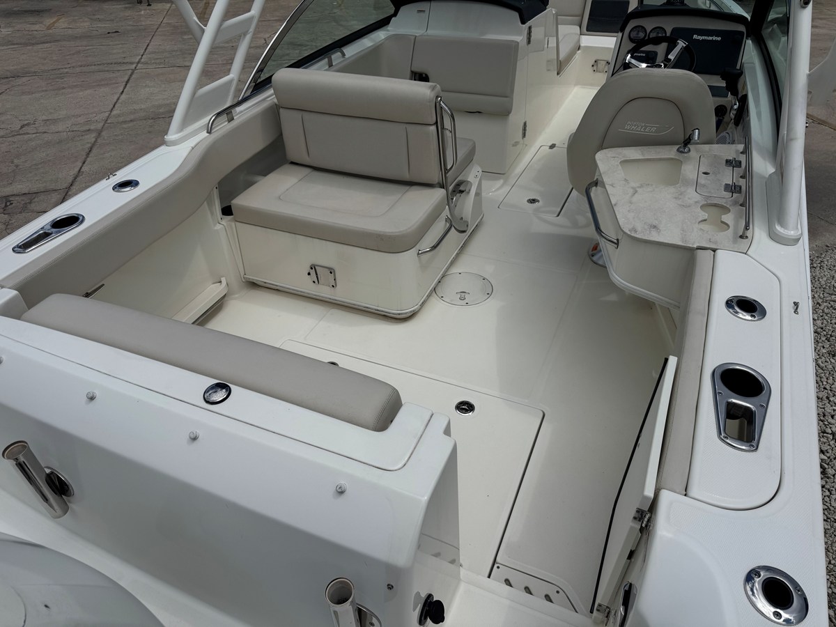 2017 Boston Whaler 230 VANTAGE 6