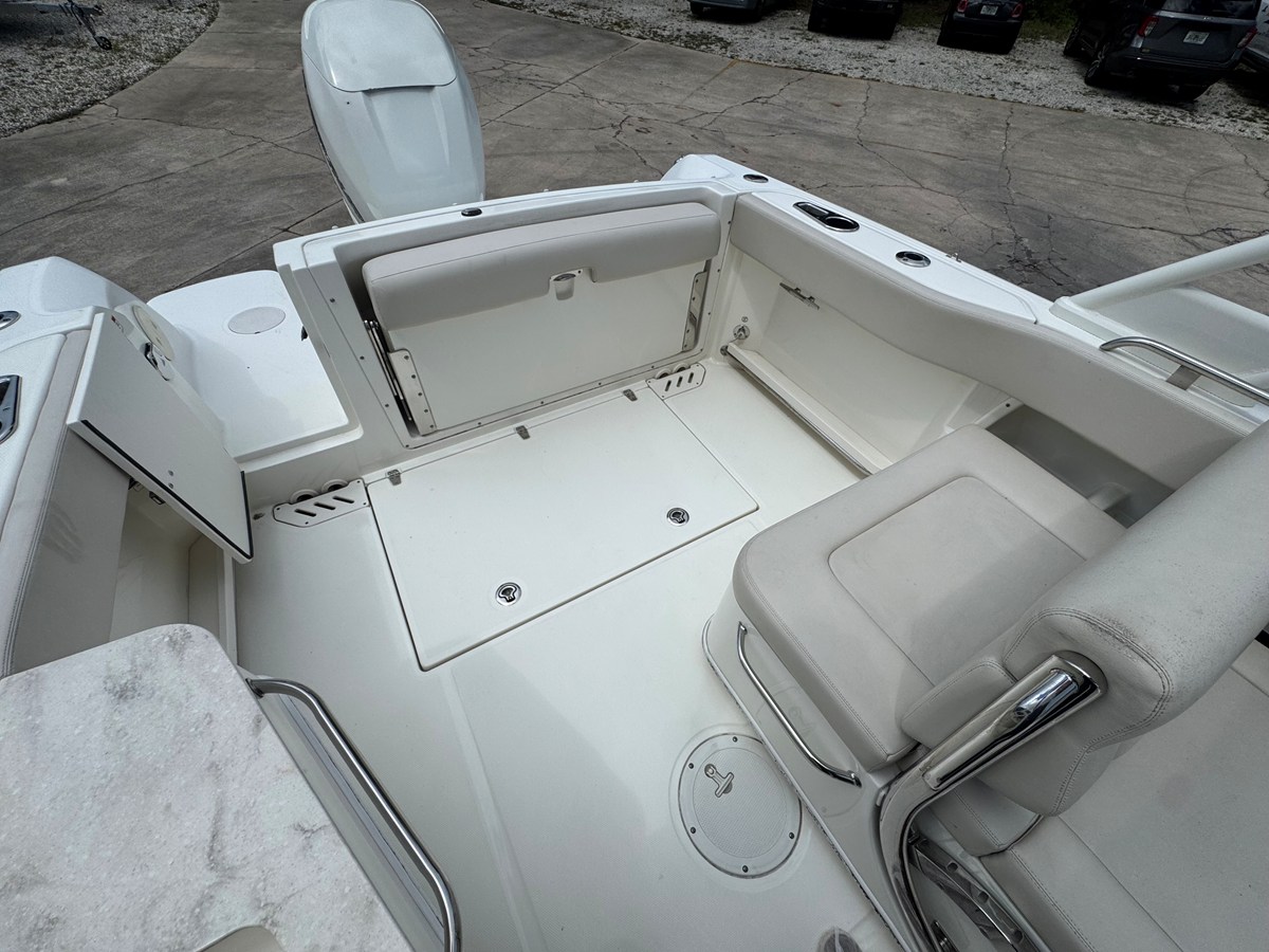 2017 Boston Whaler 230 VANTAGE 7