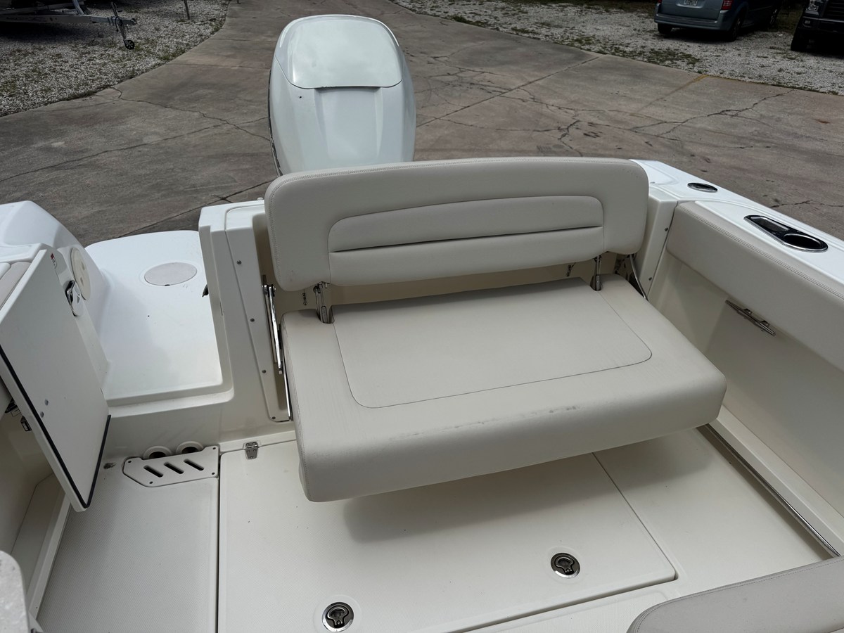 2017 Boston Whaler 230 VANTAGE 8