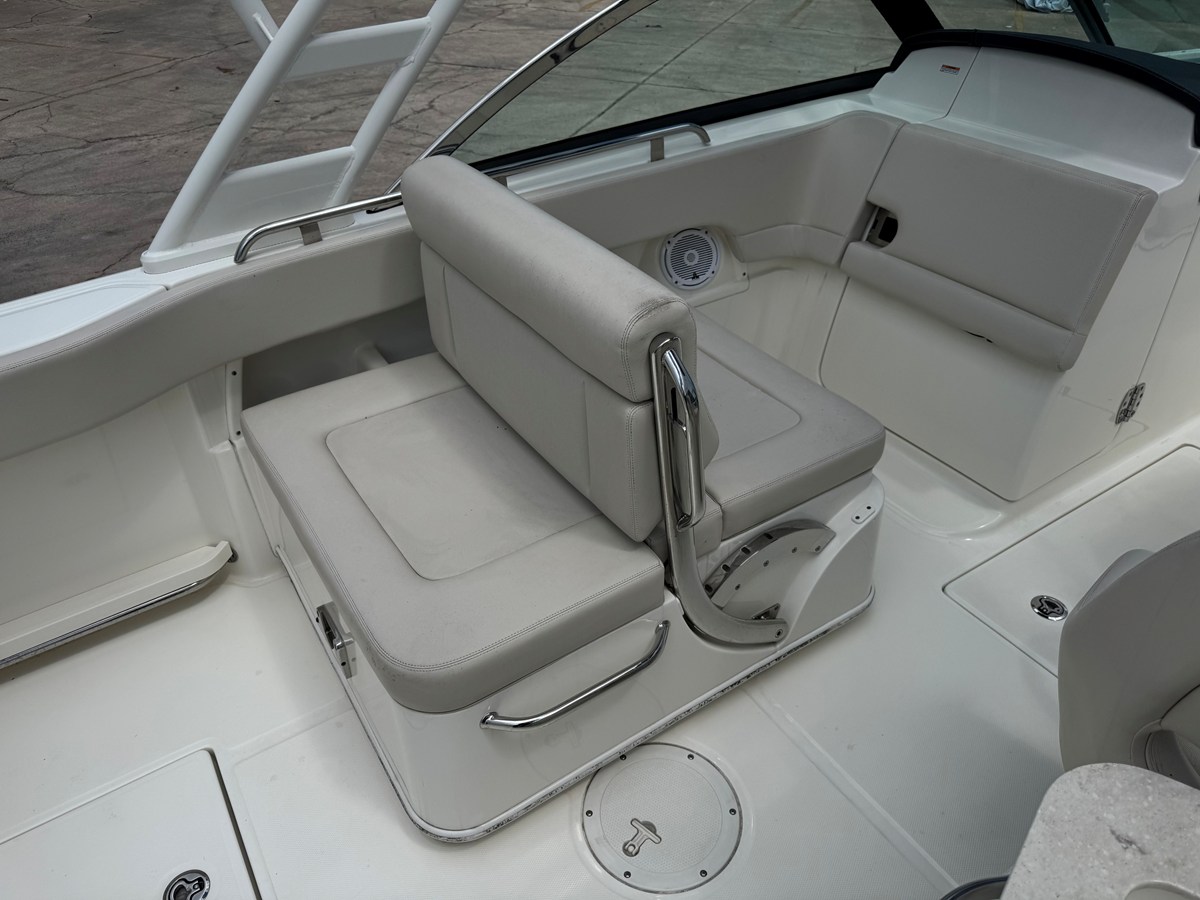 2017 Boston Whaler 230 VANTAGE 11